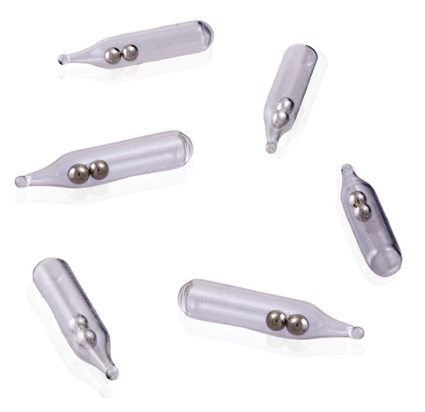 Rasselkammare i pyrex glas med stålkulor för fiskebeten